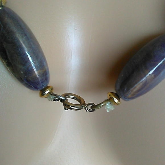 VINTAGE STONE NECKLACE MULTI FAUX STONES & COLORS W/ DIFF. GOLD BEADS - Picture 4 of 4